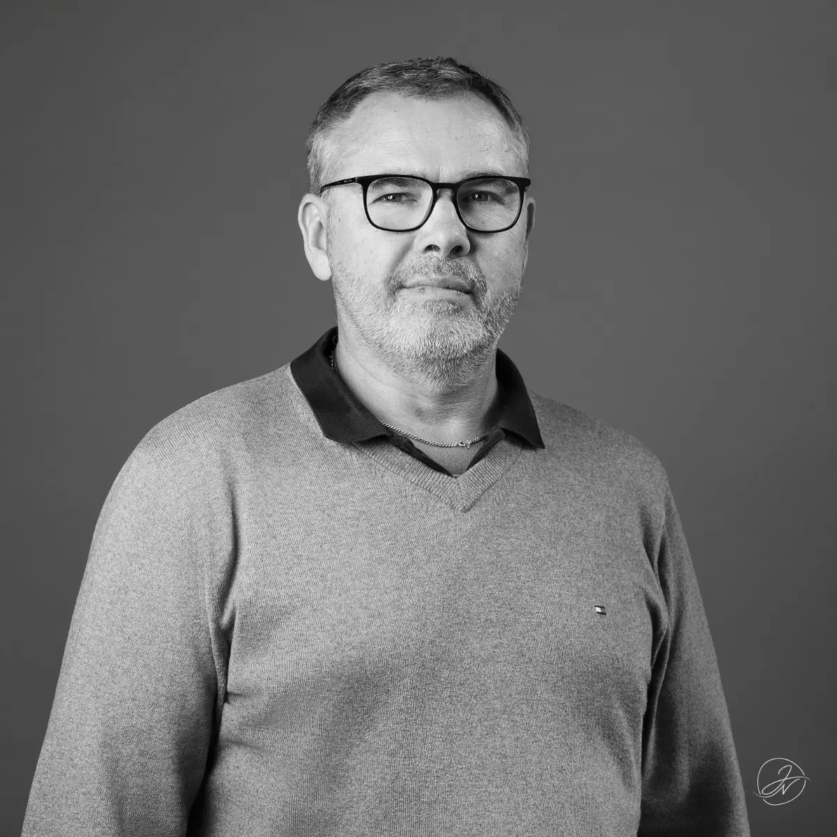 Assistance technique Mannevillette — Un inspecteur vérifiant un revêtement industriel