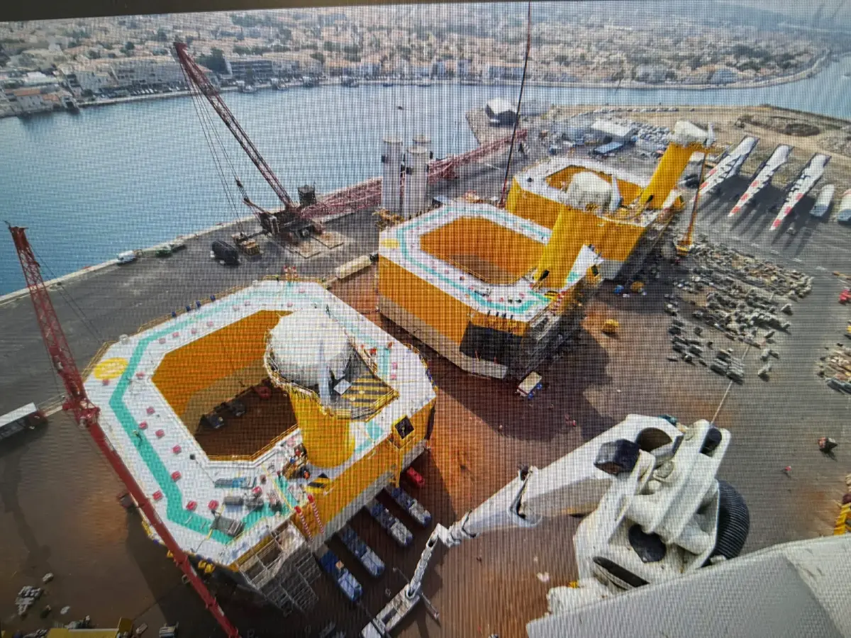 Inspecteur FROSIO France — Discussion avec des ouvriers sur un chantier naval